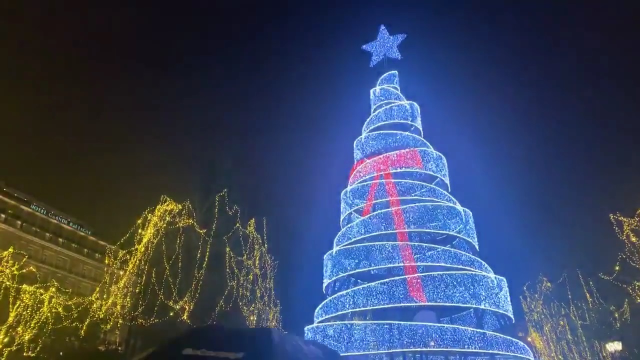 צפו בוידיאו: העיר אתונה הדליקה את עץ חג המולד בעיר