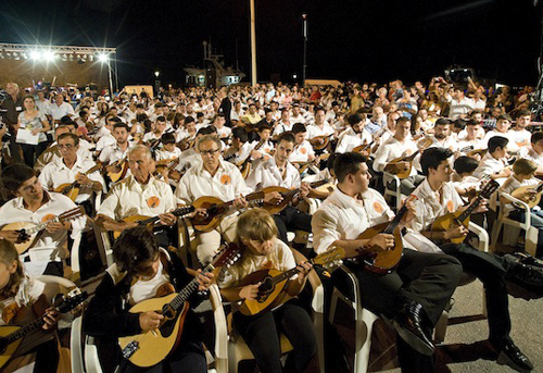 התזמורת הגדולה בעולם: 414 נגני מנדולינה בכרתים נכנסו לספר השיאים של גינס
