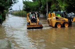 שטפונות ביוון: כבישים, בתים וחנויות מוצפות