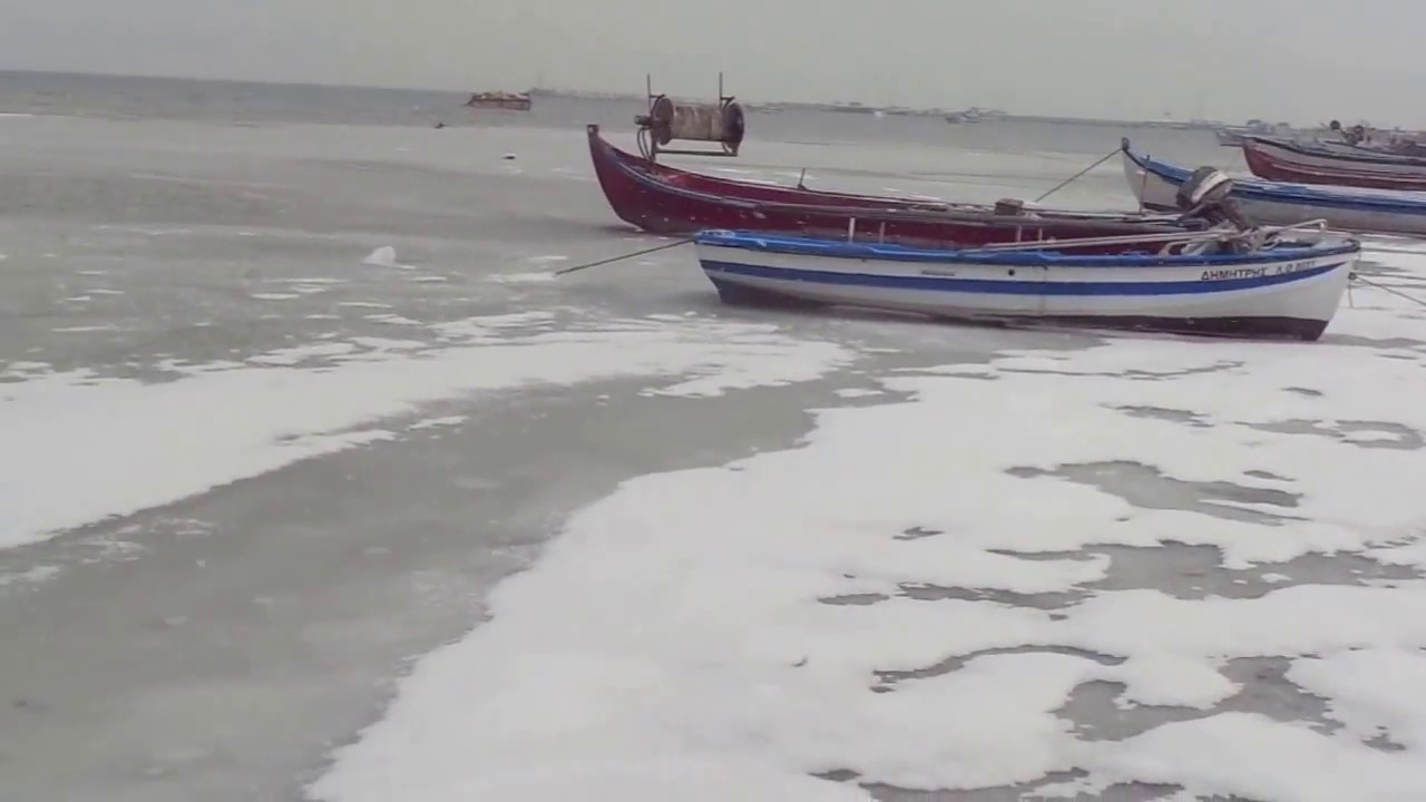 סרטון וידיאו: חוף הים במת'וני פיריאס שבצפון יוון קפא לגמרי