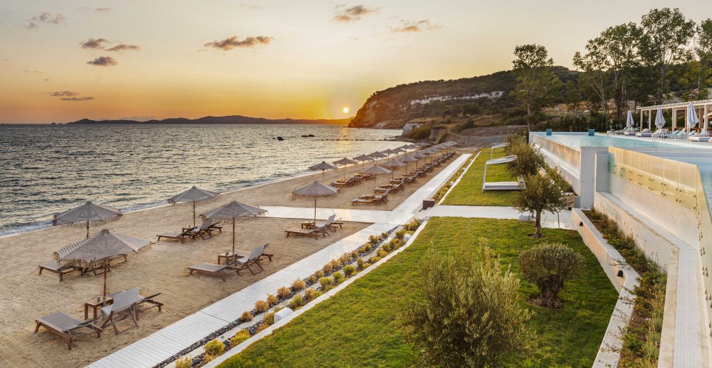 החוף והבריכה של מלון אתוס בחלקידיקי