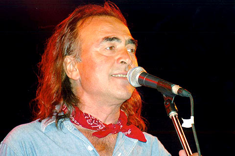 הזמר ניקוס פאפאזוגלו הלך לעולמו בגיל 63