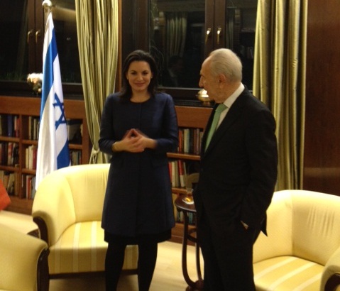 יוון רוצה את המטיילים הישראלים; שרת החוץ היוונית מבקרת רשמית בישראל