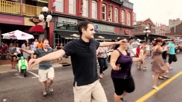 סרטון: הקהילה היוונית באוטווה רוקדת זורבה ברחובות העיר