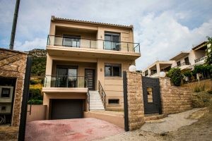 וילה למכירה ביוון בעיירה טולו ארגוליס עם נוף פנורמי מרהיב