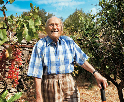 האי בו אנשים שכחו למות – מה גורם לאנשים באי איקריה להגיע לגיל מופלג?