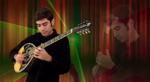 המוזיקאי ונגן הבוזוקי יוסי אהרון בסולו בוזוקי חדש